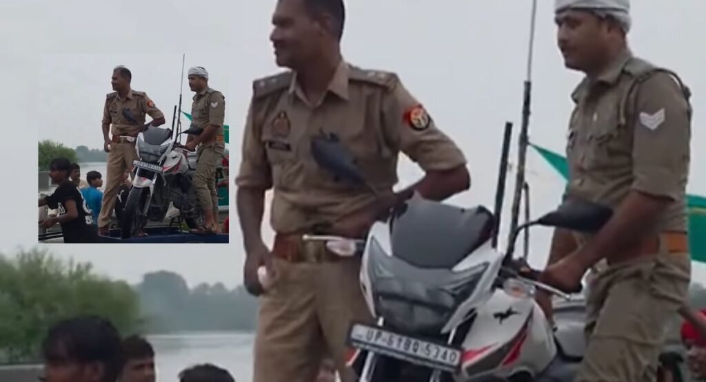 बाढ़ के पानी में बाइक पार कराने का अनोखा जुगाड़, ठेले पर लादकर निकले पुलिसकर्मी