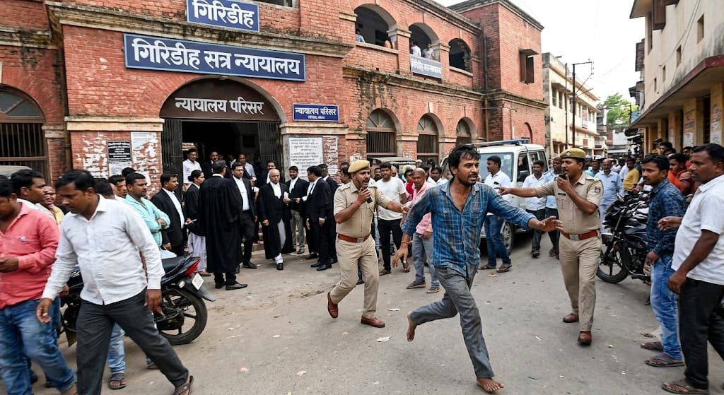 पुलिस को चकमा देकर कोर्ट परिसर से फरार हुआ पंचायत मुखिया: मेडिकल जांच के बाद बोलेरो में बैठकर हुआ रफूचक्कर