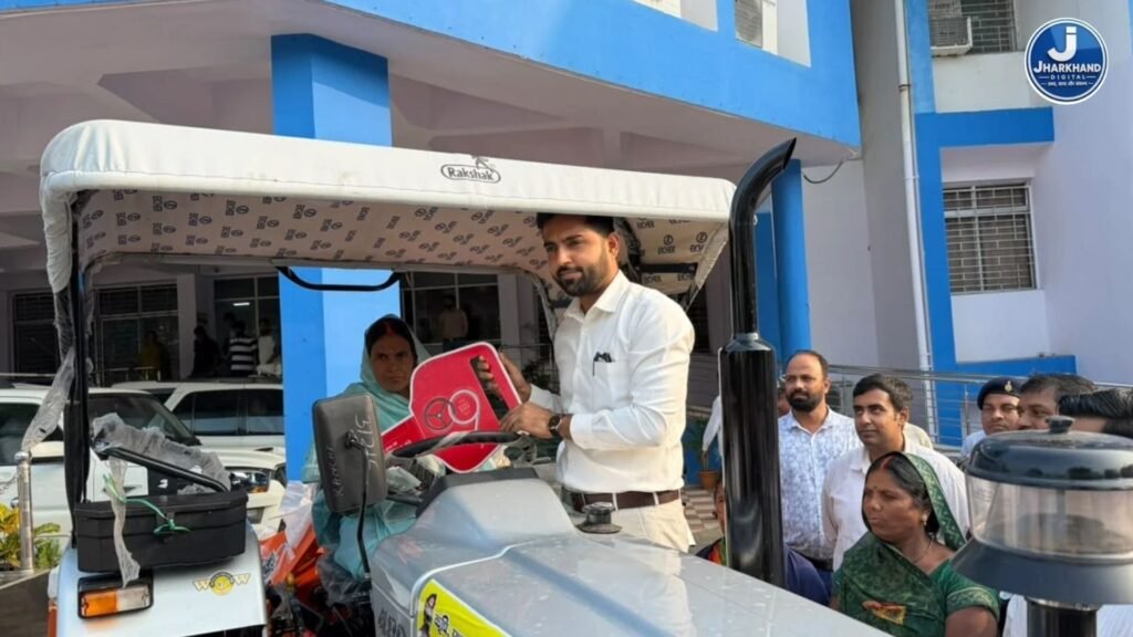 पलामू डीसी ने महिला स्वयं सहायता समूहों को बांटा ट्रैक्टर