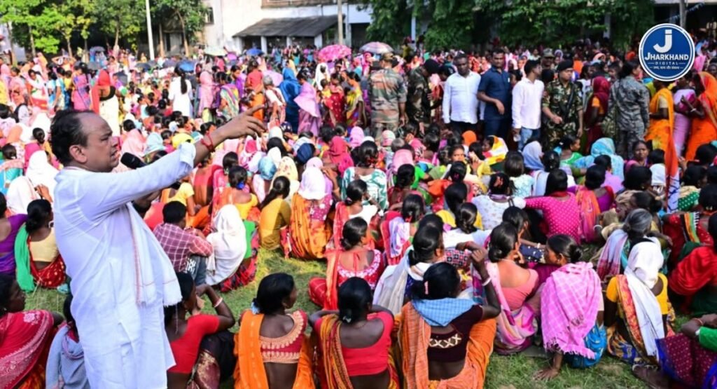 जामताड़ा में डॉ. इरफान अंसारी ने 60 हजार लोगों के बीच बांटे वस्त्र, 40 साल पुरानी परंपरा का किया जिक्र