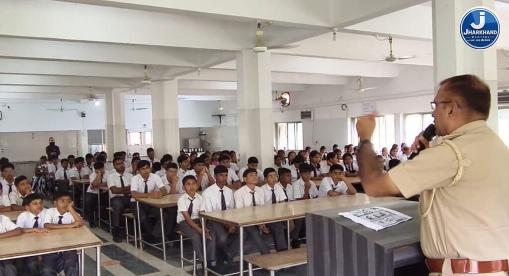 विकास विद्यालय में ट्रैफिक पुलिस ने चलाया सड़क सुरक्षा जागरूकता अभियान, 300 बच्चों को बताया यातायात नियम