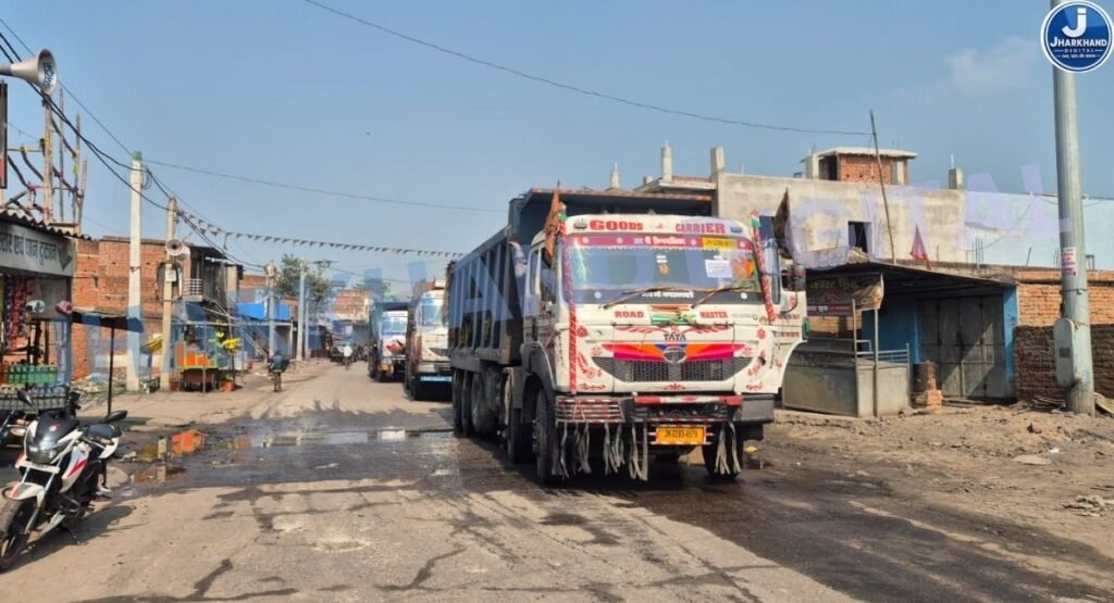 चतरा में वैध-अवैध कोयला और फ्लाई ऐश से आम जनता हलकान, कंपनी की मनमर्जी और ट्रांसपोर्टरों के काले खेल के आगे नतमस्तक प्रशासन!
