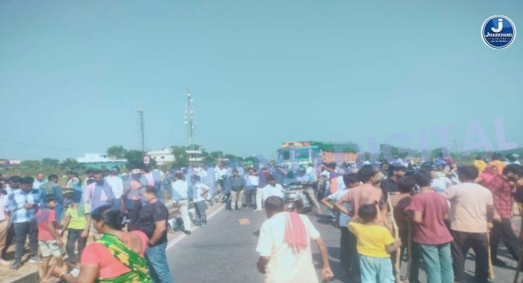 दशहरा जुलूस विवाद में कार्रवाई की मांग, पलामू में ग्रामीणों ने NH किया जाम