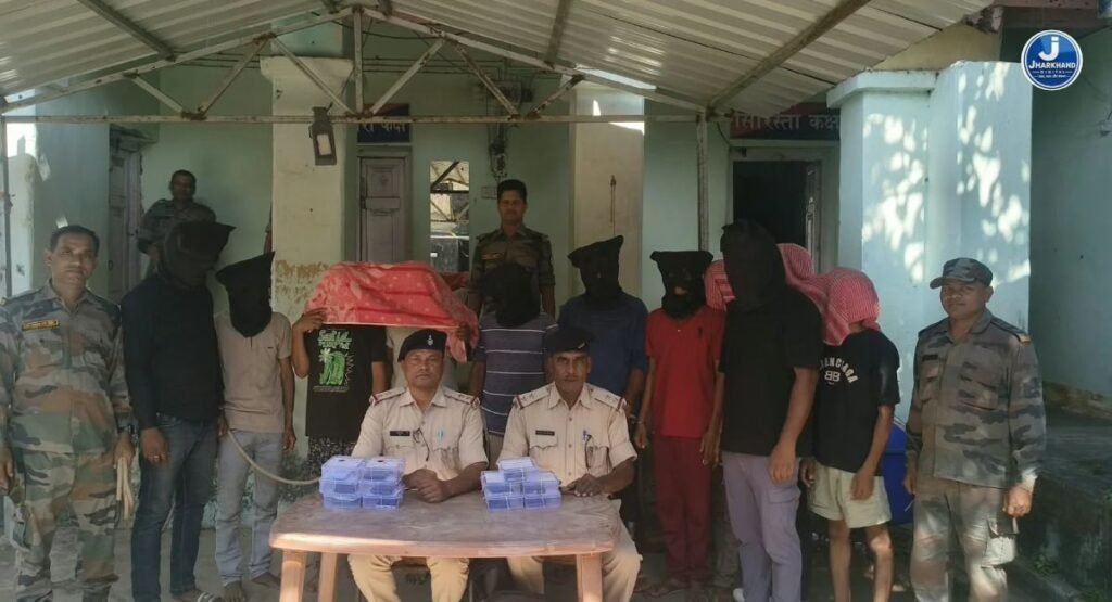 देवघर में साइबर ठगी के खिलाफ बड़ी कार्रवाई, 11 आरोपी गिरफ्तार…12 मोबाइल और 14 सिम बरामद