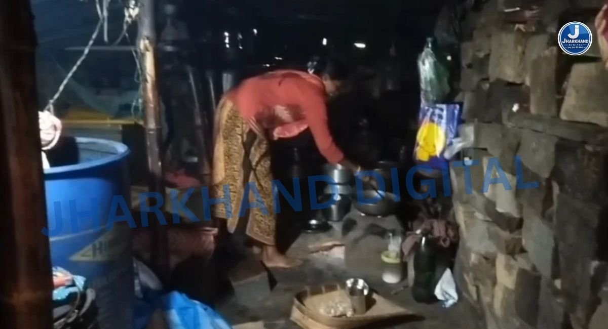 आश्वासनों के सहारे कटे 13 साल, आज भी टपकती छत के नीचे रहने को मजबूर है आदिवासी परिवार