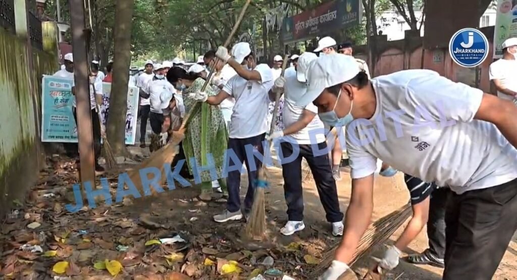 गांधी जयंती पर बोकारो में दिखा बदला हुआ नजारा, डीसी ने खुद संभाली झाड़ू…खादी और स्वच्छता का दिया संदेश