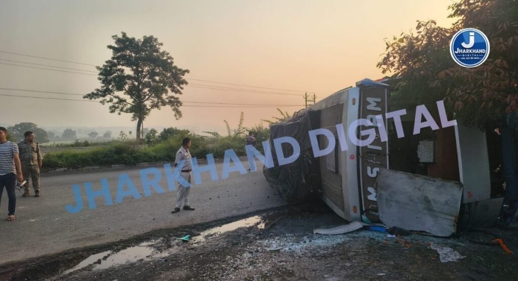 झाबरी के पास अनियंत्रित होकर पलटी कोलकाता से रांची आ रही बस, 20 से ज्यादा यात्री घायल
