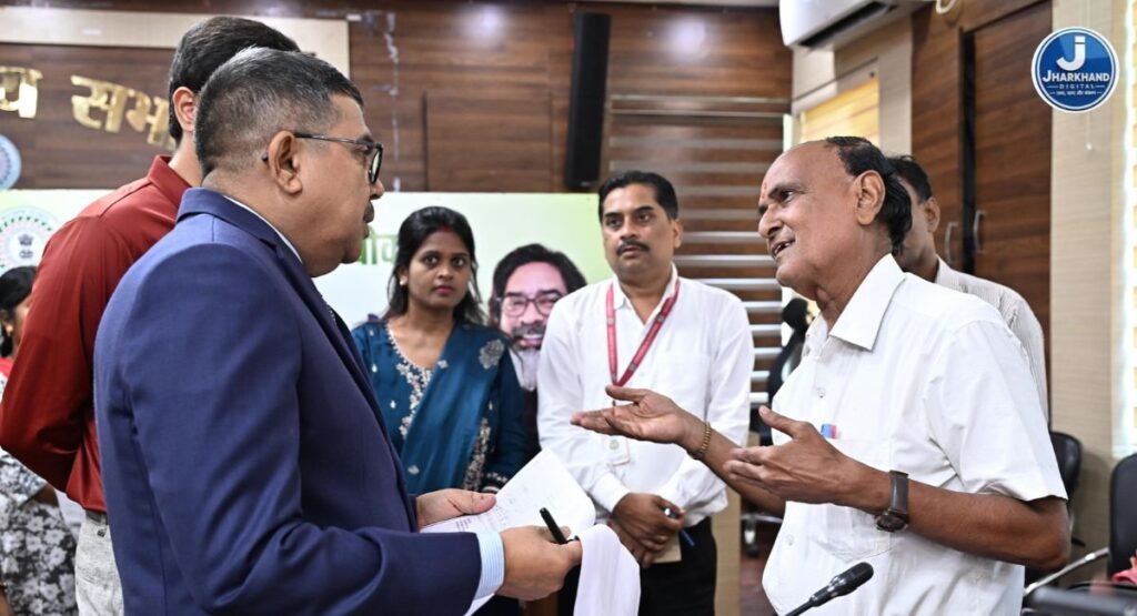 कई दिनों से लगा रहे थे अंचल कार्यालय के चक्कर, DC ने लिया संज्ञान..दो घंटे में कटी जमीन की लगान रसीद