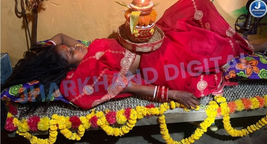 नुकीली कीलों की सेज पर नौ दिन पेट पर कलश रख करेंगी मां दुर्गा की आराधना…रामगढ़ की रूपा देवी का संकल्प चर्चा में