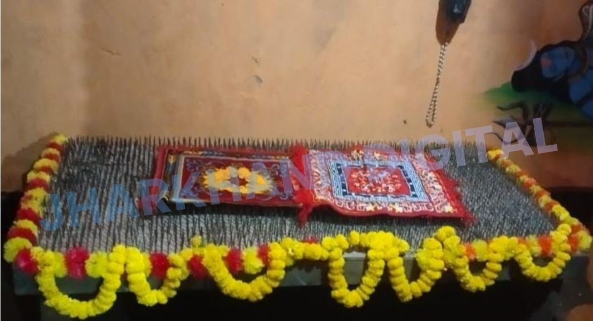 नुकीली कीलों की सेज पर नौ दिन पेट पर कलश रख करेंगी मां दुर्गा की आराधना…रामगढ़ की रूपा देवी का संकल्प चर्चा में