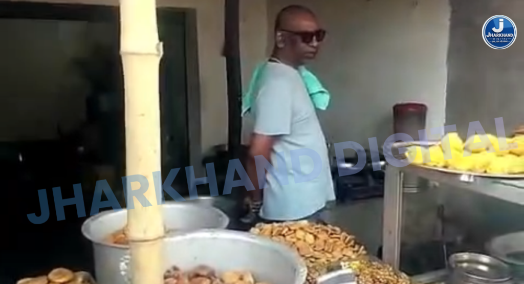 अचानक कसमार पहुंचे हेमंत-कल्पना सोरेन, निर्माणाधीन सड़क का लिया जायजा…ग्रामीणों के साथ दुकान पर खाई पकौड़ी