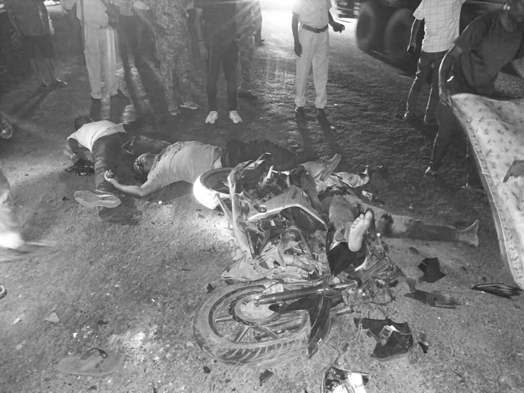 रामपुर रिंग रोड पर भीषण सड़क हादसा, ट्रक से टकराई बाइक…3 लोगों की मौके पर मौत