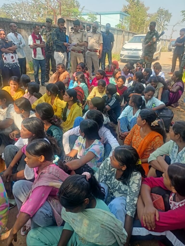कस्तूरबा विद्यालय में छात्राओं का धरना, अकाउंटेंट पर लगाया छेड़छाड़ का आरोप… शिकायत के बाद निलंबित