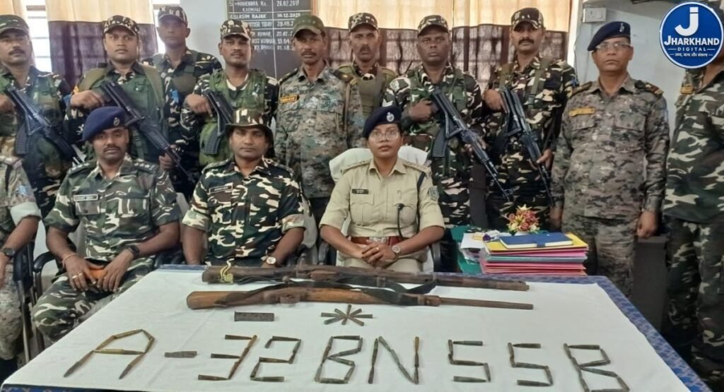 लातेहार के जंगलों में पुलिस और SSB का सर्च ऑपरेशन, .303 राइफल और 72 कारतूस समेत हथियार बरामद