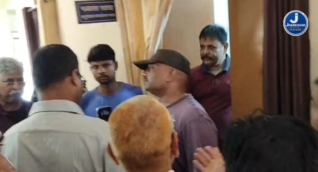 चतरा अनुमंडल कार्यालय में 10 हजार की घूस लेते क्लर्क बासुदेव राम गिरफ्तार, 22 दिनों में ACB की दूसरी कार्रवाई