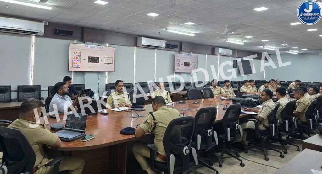 अपराध की जांच में अब मोबाइल खोलेगा राज, धनबाद पुलिस को सिखाई गई डिजिटल सबूतों की फॉरेंसिक जांच