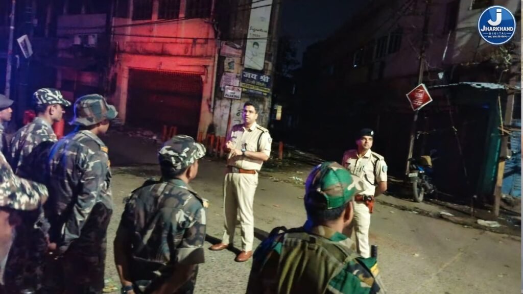 दुर्गापूजा से पहले कोडरमा पुलिस का एक्शन मोड, आधी रात को सड़कों पर उतरे SP; संवेदनशील इलाकों में फ्लैग मार्च