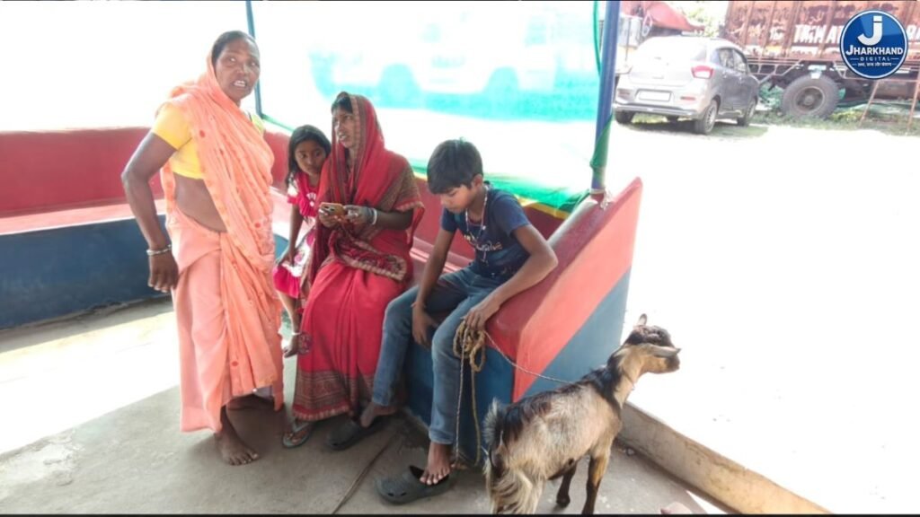 मकान-जमीन के विवाद में सुना होगा थाने जाना, दुमका में बकरे की लड़ाई लेकर पहुंच गई महिला