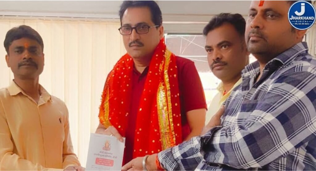 रांची महानगर काली पूजा समिति ने राजीव चटर्जी को किया सम्मानित, बैठक में शामिल होने का दिया आमंत्रण