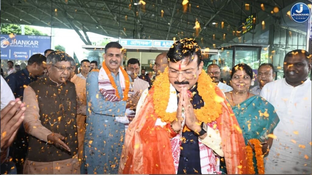 झारखंड पहुंचे भाजपा के नए प्रदेश प्रभारी गजेंद्र पटेल, एयरपोर्ट पर जोरदार स्वागत