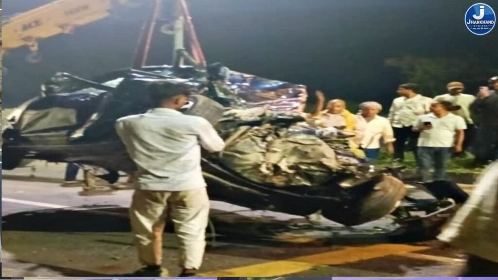 रामगढ़ घाटी में दर्दनाक हादसा: अनियंत्रित ट्रेलर ने कार को रौंदा, एक ही परिवार के तीन लोगों की मौत