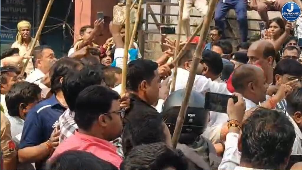 जमशेदपुर में JNU प्रकरण पर भाजपा-कांग्रेस में भिड़ंत, बिष्टुपुर में पत्थरबाजी और लाठी चलने की सूचना; कार्यकर्ता घायल