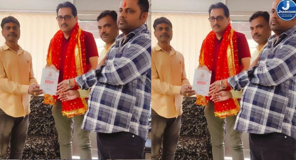 रांची महानगर काली पूजा समिति ने समाजसेवी राजीव चटर्जी को किया सम्मानित, बैठक में शामिल होने का दिया न्योता