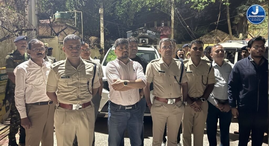 धनबाद मंडल कारा में आधी रात को छापेमारी, DC-SSP की अगुवाई में सैकड़ों जवानों ने खंगाले वार्ड