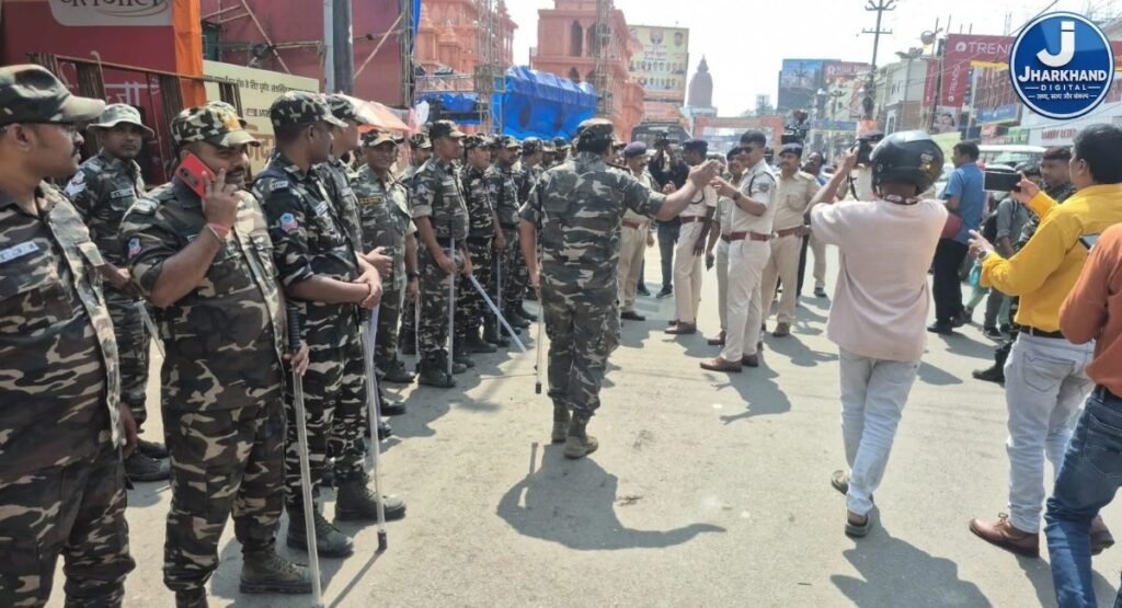 दुर्गापूजा को लेकर रांची पुलिस अलर्ट, फिरायालाल चौक से सुजाता चौक तक निकला फ्लैग मार्च