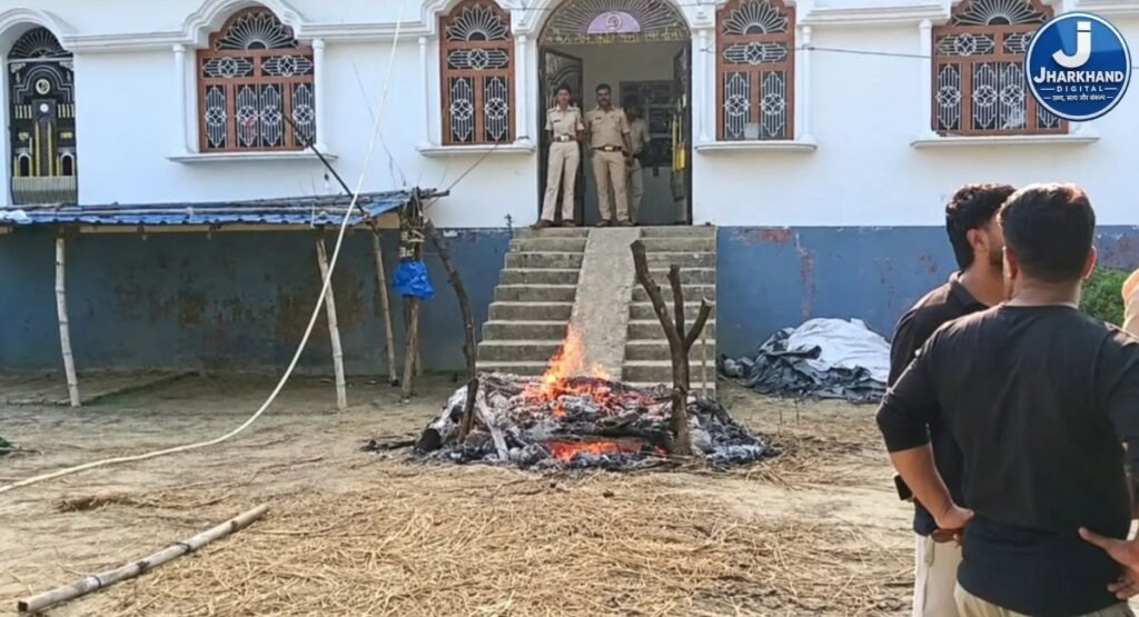 लापता युवती की मौत से भड़का गांव, आरोपित के दरवाजे पर शव जलाकर जताया आक्रोश