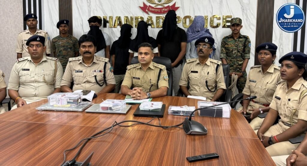 धनबाद में साइबर अपराधियों के अड्डे पर छापा, 5 गिरफ्तार; 4 आईफोन समेत भारी बरामदगी