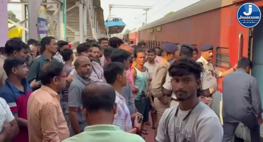 चक्रधरपुर में समरसता एक्सप्रेस के टॉयलेट में मिला यात्री का शव, बंद दरवाजा खुलते ही मचा हड़कंप