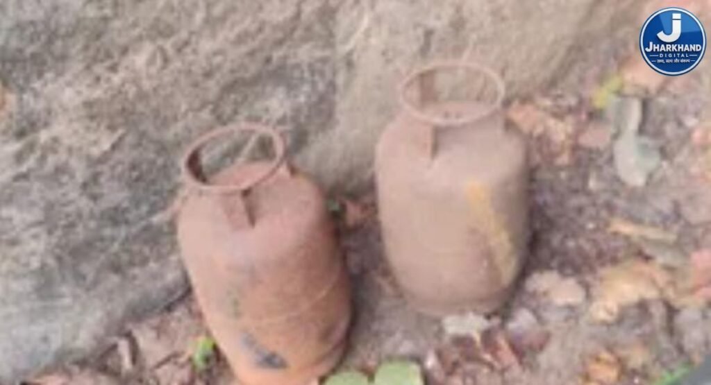 बूढ़ा पहाड़ की तलहटी में सुरक्षाबलों का सर्च ऑपरेशन, जंगल से मिले दो गैस सिलेंडर