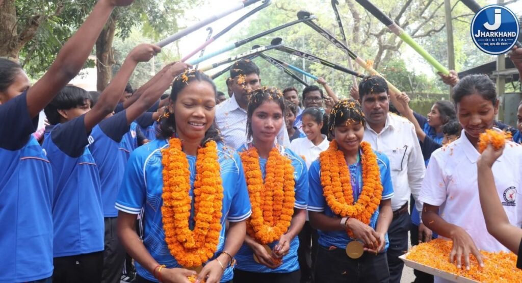 एशियन गेम्स की गोल्डन बेटियों का सिमडेगा में भव्य स्वागत, सलीमा टेटे-ब्यूटी-दीपिका पर बरसे फूल