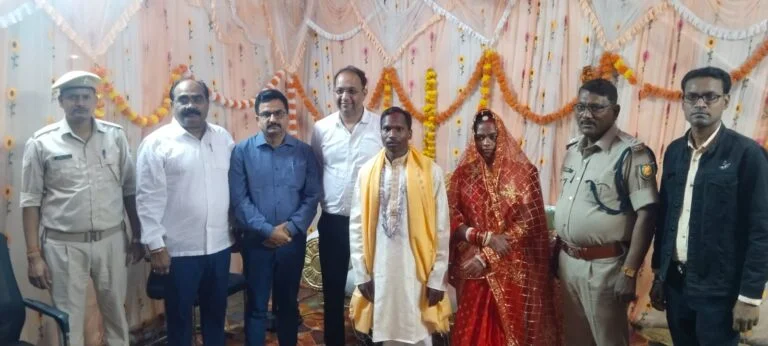 शहनाई की गूंज बीहड़ों के धमाकों पर पड़ी भारी..जेल के भीतर पूर्व नक्सलियों ने लिए सात फेरे..पुलिस अधिकारी बने बाराती और सराती